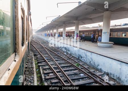 RAJSHAHI, BANGLADESCH - 12. NOVEMBER 2016: Bahnhof in Rajshahi Bangladesch Stockfoto