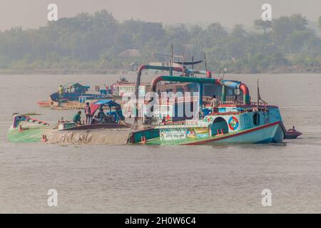 RUPSA, BANGLADESCH - 13. NOVEMBER 2016: Sandgräberbagger auf dem Rupa-Fluss, Bangladesch Stockfoto