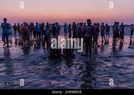 DUBLAR CHAR, BANGLADESCH - 14. NOVEMBER 2016: Hinduistische Anhänger während des Hautausschlag-Mela-Festivals auf der Insel Dublar Char Dubla in Bangladesch. Stockfoto