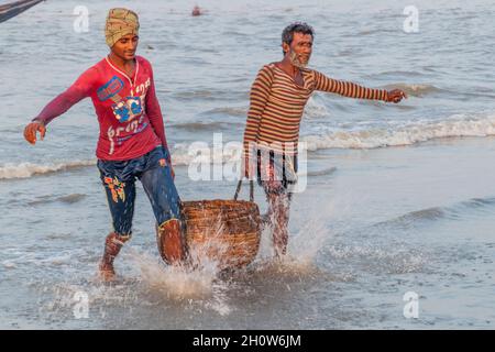 DUBLAR CHAR, BANGLADESCH - 14. NOVEMBER 2016: Fischer mit ihrem Fang auf der Insel Dublar Char Dubla, Bangladesch. Stockfoto