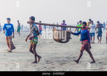 DUBLAR CHAR, BANGLADESCH - 14. NOVEMBER 2016: Fischer mit ihrem Fang auf der Insel Dublar Char Dubla, Bangladesch. Stockfoto