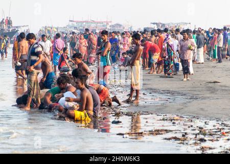 DUBLAR CHAR, BANGLADESCH - 14. NOVEMBER 2016: Hinduistische Pilger während des Hautausschlag-Mela-Festivals auf der Insel Dublar Char Dubla in Bangladesch. Stockfoto