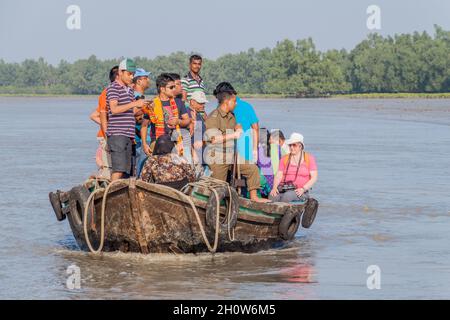 SUNDARBANS, BANGLADESCH - 14. NOVEMBER 2016: Touristen auf einem Boot während einer Sundarbans-Tour, Bangladesch. Stockfoto