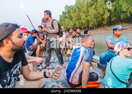 SUNDARBANS, BANGLADESCH - 14. NOVEMBER 2016: Touristen auf einem Boot während einer Sundarbans-Tour, Bangladesch. Stockfoto