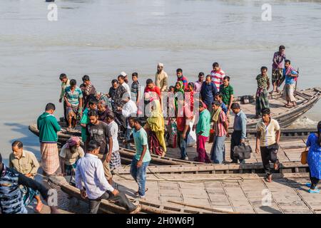 KHULNA, BANGLADESCH - 16. NOVEMBER 2016: Menschen verlassen eine Fähre auf dem Rupa-Fluss in Khulna, Bangladesch Stockfoto