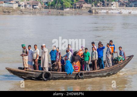 KHULNA, BANGLADESCH - 16. NOVEMBER 2016: Menschen auf einer Fähre auf dem Rupa-Fluss in Khulna, Bangladesch Stockfoto