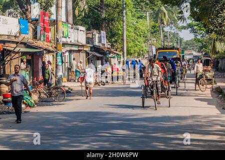 KHULNA, BANGLADESCH - 16. NOVEMBER 2016: Verkehr auf einer Straße in Khulna, Bangladesch Stockfoto