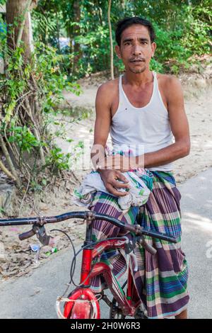 BAGERHAT, BANGLADESCH - 16. NOVEMBER 2016: Einheimischer mit Fahrrad in Bagerhat, Bangladesch Stockfoto