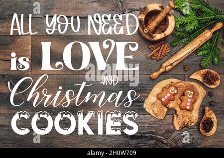 Weihnachtskarte Konzept. Lebkuchen Mann Kekse, Gewürze und Backwerkzeuge. Alles, was Sie brauchen, sind Liebe und Weihnachtskekse Stockfoto