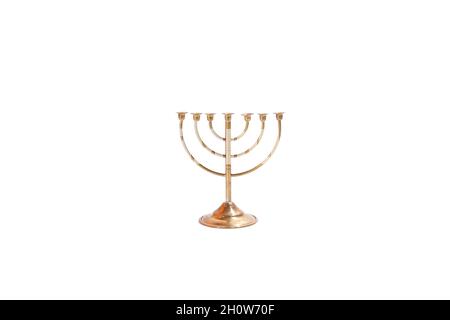 Goldener 7-armiger Kerzenständer, isoliert auf weißem Hintergrund. Menorah, Judaic, Metal, Judaismus. Stockfoto