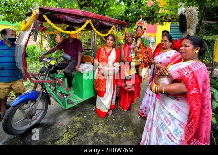 Kalkutta, Indien. Oktober 2021. Hindu-Anhänger gesehen mit dem kleinen Mädchen Dipwantita Adhikary, das zum Kumari-Puja-Ritual zu einem Tempel aufbrechen wird.Kumari Puja ist eine indische Hindu-Tradition, die hauptsächlich während der Durga Puja nach dem Hindu-Kalender gefeiert wird. Kumari beschreibt tatsächlich ein junges jungfräuliches Mädchen im Alter von 1 bis 16 Jahren, das nach der hinduistischen Mythologie während des Übergangs von Ashtami/Navami Tithiti von Durga Puja/Navaratri verehrt wird. Kredit: SOPA Images Limited/Alamy Live Nachrichten Stockfoto