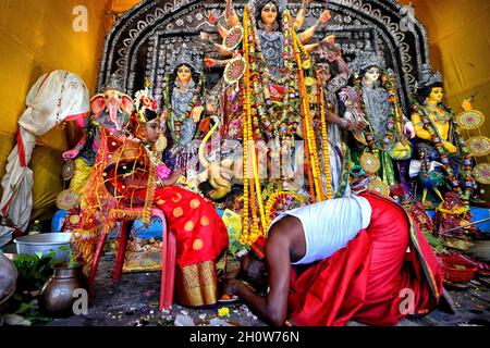 Kalkutta, Indien. Oktober 2021. Ein kleines Mädchen Dipwantita Adhikary von 10 Jahren wird von den Hindu-Anhängern während des Kumari-Puja-Rituals verehrt. Kumari Puja ist eine indische Hindu-Tradition, die hauptsächlich während der Durga Puja nach dem Hindu-Kalender gefeiert wird. Kumari beschreibt tatsächlich ein junges jungfräuliches Mädchen im Alter von 1 bis 16 Jahren, das nach der hinduistischen Mythologie während des Übergangs von Ashtami/Navami Tithiti von Durga Puja/Navratri verehrt wird. Kredit: SOPA Images Limited/Alamy Live Nachrichten Stockfoto