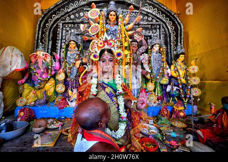 Kalkutta, Indien. Oktober 2021. Ein kleines Mädchen Dipwantita Adhikary von 10 Jahren wird von den Hindu-Anhängern während des Kumari-Puja-Rituals verehrt. Kumari Puja ist eine indische Hindu-Tradition, die hauptsächlich während der Durga Puja nach dem Hindu-Kalender gefeiert wird. Kumari beschreibt tatsächlich ein junges jungfräuliches Mädchen im Alter von 1 bis 16 Jahren, das nach der hinduistischen Mythologie während des Übergangs von Ashtami/Navami Tithiti von Durga Puja/Navratri verehrt wird. Kredit: SOPA Images Limited/Alamy Live Nachrichten Stockfoto