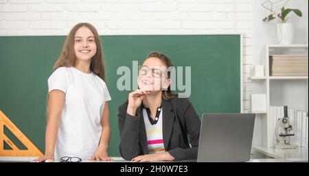 Mutter und Tochter verwenden pc. Zurück zur Schule. Kindererziehung online. Stockfoto