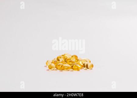 Stapel von Omega 3 Kapseln auf weißem Hintergrund, Fisch Öl Gel Kapseln. Stockfoto