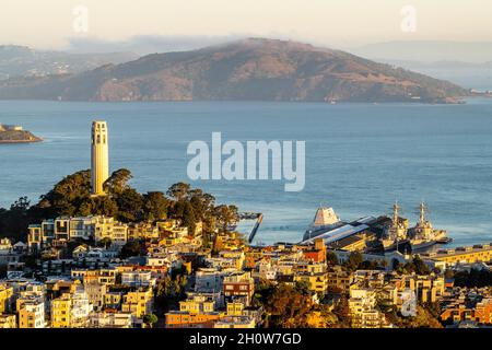 Sonnenaufgang über der Innenstadt von San Francisco Stockfoto