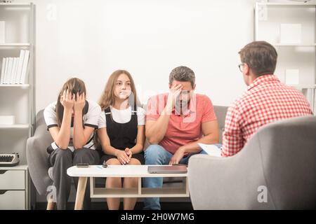 Traurige Vater Mutter und Kind bei der Familie Psychologe, Therapie Stockfoto
