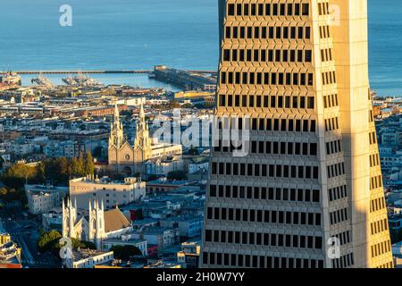 Sonnenaufgang über der Innenstadt von San Francisco Stockfoto