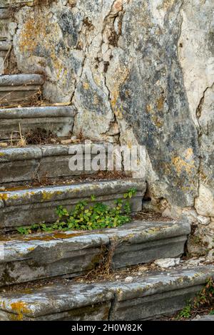 Alte Vintage-Set oder Flug von Steintreppen oder Treppen auf einem verwelkenden Gebäude auf der griechischen Insel Zante oder zakynthos. Treppe, Treppe Stockfoto