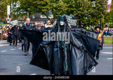 Den Haag, Niederlande. Oktober 2021. Die schwarzen Rebellen werden den Umzug auf den Straßen führen sehen. Im Rahmen der neuen Kampagne „Extinction Rebellion“ Climate Rebellion, Hunderte von Klimaaktivisten gingen in schwarzer Kleidung in einer Trauerprozession durch das Zentrum von Den Haag, um das Gedenken an die Opfer des Klimawandels und der ökologischen Krise zu ehren. Die stille Prozession wurde von den Schwarzen Rebellen geführt und von mehreren Parteibüros in der Stadt passiert. (Foto: Ana Fernandez/SOPA Images/Sipa USA) Quelle: SIPA USA/Alamy Live News Stockfoto