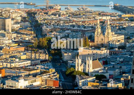 Sonnenaufgang über der Innenstadt von San Francisco Stockfoto