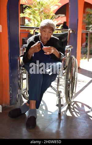 Eine Frau im Rollstuhl in einem Pflegeheim von Hermosillo. (Foto von Isrrael Garnica / NortePhoto) Una mujer en silla de ruedas en asilo de ancianos en Hermosillo. (Foto von Isrrael Garnica/NortePhoto) Stockfoto