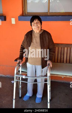 Eine Frau im Rollstuhl in einem Pflegeheim von Hermosillo. (Foto von Isrrael Garnica / NortePhoto) Una mujer en silla de ruedas en asilo de ancianos en Hermosillo. (Foto von Isrrael Garnica/NortePhoto) Stockfoto