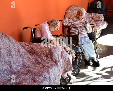 Eine Frau im Rollstuhl in einem Pflegeheim von Hermosillo. (Foto von Isrrael Garnica / NortePhoto) Una mujer en silla de ruedas en asilo de ancianos en Hermosillo. (Foto von Isrrael Garnica/NortePhoto) Stockfoto