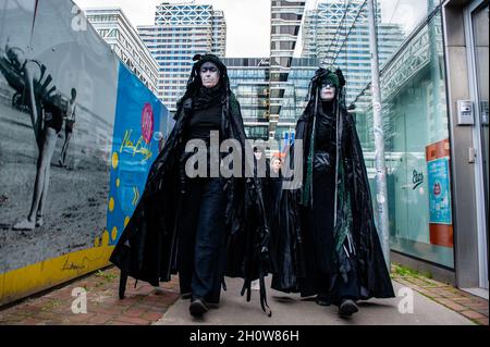 Den Haag, Niederlande. Oktober 2021. Die schwarzen Rebellen werden gesehen, wie sie zum Ort marschieren, um die Prozession zu beginnen. Im Rahmen der neuen Kampagne „Extinction Rebellion“ „Climate Rebellion“ gingen Hunderte von Klimaaktivisten in schwarzer Kleidung in einer Trauerprozession durch das Zentrum von Den Haag, um das Gedenken an die Opfer des Klimawandels und der ökologischen Krise zu ehren. Die stille Prozession wurde von den Schwarzen Rebellen geführt und von mehreren Parteibüros in der Stadt passiert. (Foto: Ana Fernandez/SOPA Images/Sipa USA) Quelle: SIPA USA/Alamy Live News Stockfoto