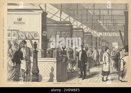 Lithographie von Fairgoers beim Stöbern in der Photographic Hall auf der Centennial International Exhibition of 1876, Fairmount Park, Philadelphia, Pennsylvania, 1876. Stockfoto