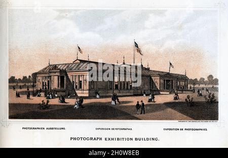 Lithographie des Gebäudes der Fotoausstellung auf der Centennial International Exhibition von 1876, Fairmount Park, Philadelphia, Pennsylvania, 1876. Lithographie von Thompson Westcott (1820 - 1888) Stockfoto