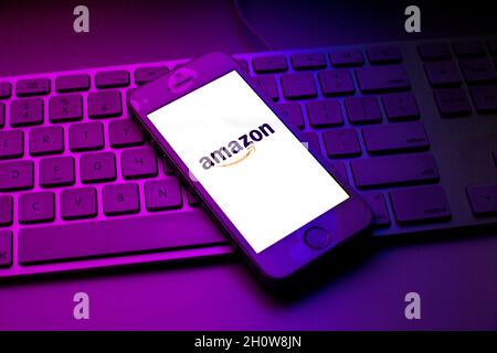 Spanien. Oktober 2021. In dieser Abbildung wird ein Amazon-Logo auf einem Smartphone auf einer Computertastatur angezeigt. (Foto von Thiago Prudencio/SOPA Images/Sipa USA) Quelle: SIPA USA/Alamy Live News Stockfoto