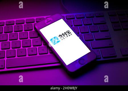 Spanien. Oktober 2021. In dieser Abbildung ist ein Alipay-Logo zu sehen, das auf einem Smartphone auf einer Computertastatur angezeigt wird. (Foto von Thiago Prudencio/SOPA Images/Sipa USA) Quelle: SIPA USA/Alamy Live News Stockfoto