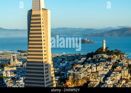 Sonnenaufgang über der Innenstadt von San Francisco Stockfoto