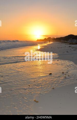 Warmer goldener Sonnenuntergang Glow on A Beach in Cayo Largo Cuba Stockfoto