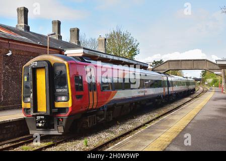 South Western Railway class 159 no 159020 wartet in Maiden Newton, Dorset, auf einem Weymouth-Service nach Bristol. Stockfoto