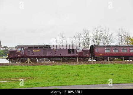West Coast Railways Englisch Electric class 37 no 37668 bringt nach dem Verlassen von Poole, Dorset, das Heck der Grossbritannien XI Railtour hoch Stockfoto
