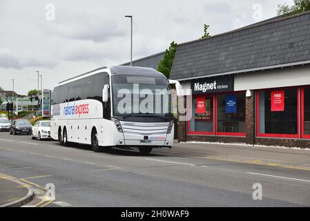 Fahren Sie an der Südküste von Volvo/Caetano Levante BW16 LCP, in National Express-Lackierung, vorbei an Branksome, Poole, auf dem Service 205 zum Flughafen Heathrow Stockfoto