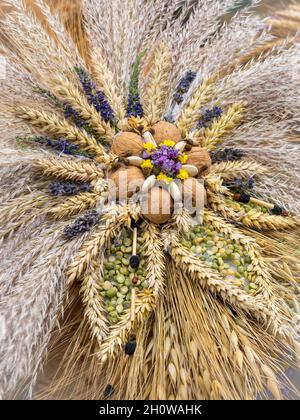 Biała, Polen - 29. August 2021: Ein Erntekranz, der nur aus natürlichen Elementen hergestellt wird: Getrocknete Getreidehalmen, Blumen, Samen und Nüsse. Stockfoto