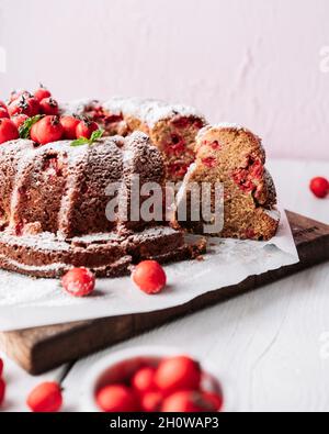 Stück gebundener Kuchen mit Kirschen Stockfoto