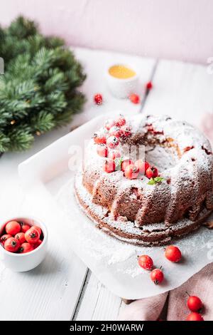 Kuchenbünden mit Gießen von Zuckerpulver Stockfoto