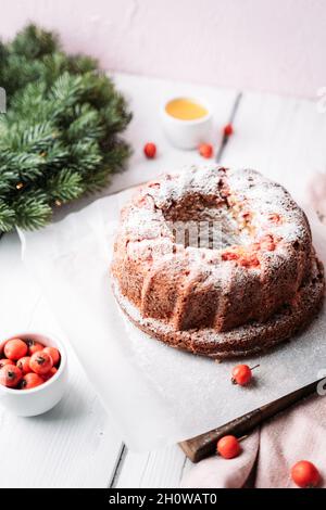 Gießen von Zuckerpulver auf den gebundener Kuchen Stockfoto