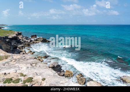 Punta Sur - südlichster Punkt der Isla Mujeres, Mexiko. Strand mit Felsen am karibischen Meer Stockfoto