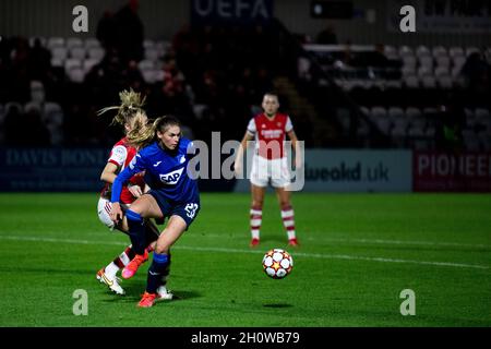 London, Großbritannien. Oktober 2021. Jule Brand (29 Hoffenheim) in Aktion während des UEFA Womens Champions League Gruppenbühnenseelspiels zwischen Arsenal und TSG 1899 Hoffenheim im Meadow Park in London, England. Kredit: SPP Sport Pressefoto. /Alamy Live News Stockfoto