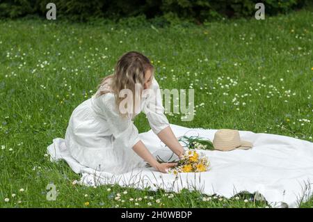 Mädchen mit Karli und Gänseblümchen. Stockfoto