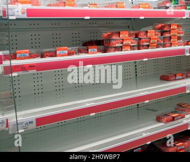 Glasgow, Schottland, Großbritannien 14. Oktober 2021. Die Regale und das Angebot in Supermärkten sahen heute Abend variable Lagerbestände in sainsburys, da verschiedene Bereiche entweder leer oder überfüllt waren. Die Frischfleischabteilung hatte Probleme. Credit Gerard Ferry/Alamy Live News Stockfoto