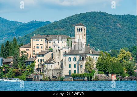 Die Insel San Giulio ist eine Insel im Orta-See im Piemont mit einem benediktinerkloster Stockfoto