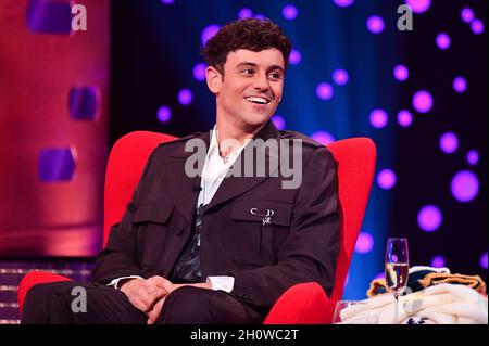 NUR FÜR DIE REDAKTIONELLE VERWENDUNG von Tom Daley während der Dreharbeiten für die Graham Norton Show im BBC Studioworks 6 Television Center, Wood Lane, London, die am Freitagabend auf BBC One ausgestrahlt werden. Bilddatum: Donnerstag, 14. Oktober 2021. Stockfoto