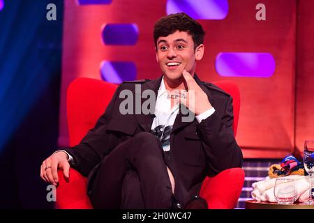 NUR FÜR DIE REDAKTIONELLE VERWENDUNG von Tom Daley während der Dreharbeiten für die Graham Norton Show im BBC Studioworks 6 Television Center, Wood Lane, London, die am Freitagabend auf BBC One ausgestrahlt werden. Bilddatum: Donnerstag, 14. Oktober 2021. Stockfoto