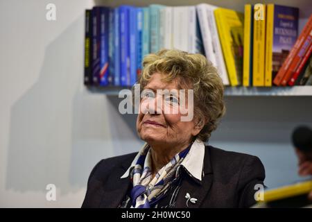 Dacia Maraini während der Internationalen Buchmesse von Turin am 14. Oktober 2021 in Turin, Italien. Die Internationale Buchmesse von Turin kehrt nach fast zwei Jahren nach Beginn der Pandemie von Covid 19 nach Lingotto Fiere zurück. Stockfoto